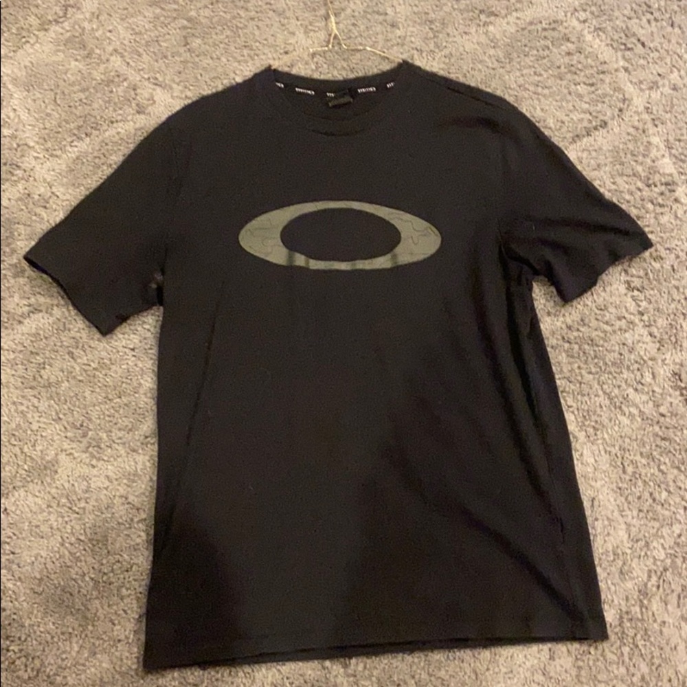 Black men’s Oakley shirt